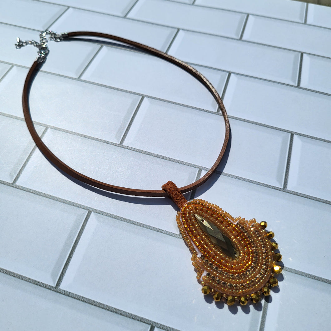 Beaded Choker Pendant in Brown